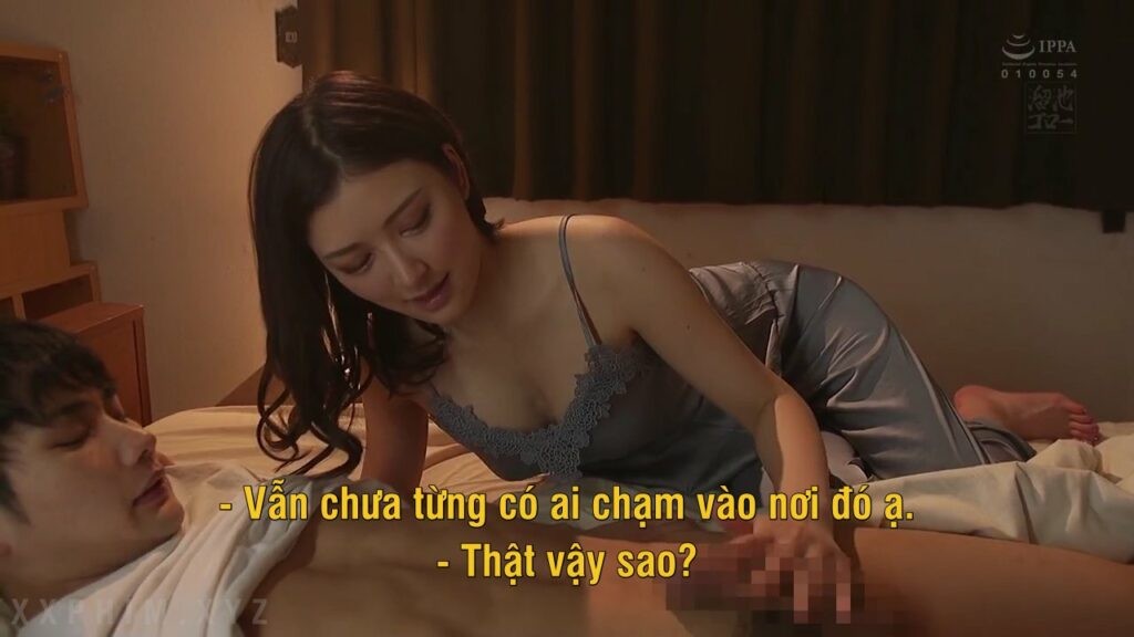 Người dì nứng lồn lúc nữa đêm gạ tình đứa cháu trai ở nhờ nhút nhát